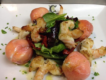 Ensalada de Langostinos con Bombones de Salmón