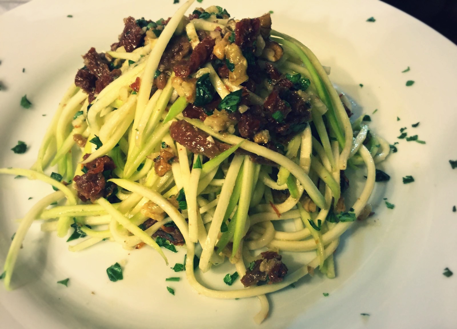 Espaguetis de calabacín con pesto de tomate seco