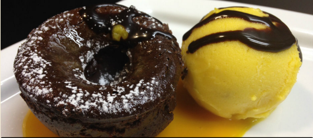 coulant de chocolate negro y helado de mango