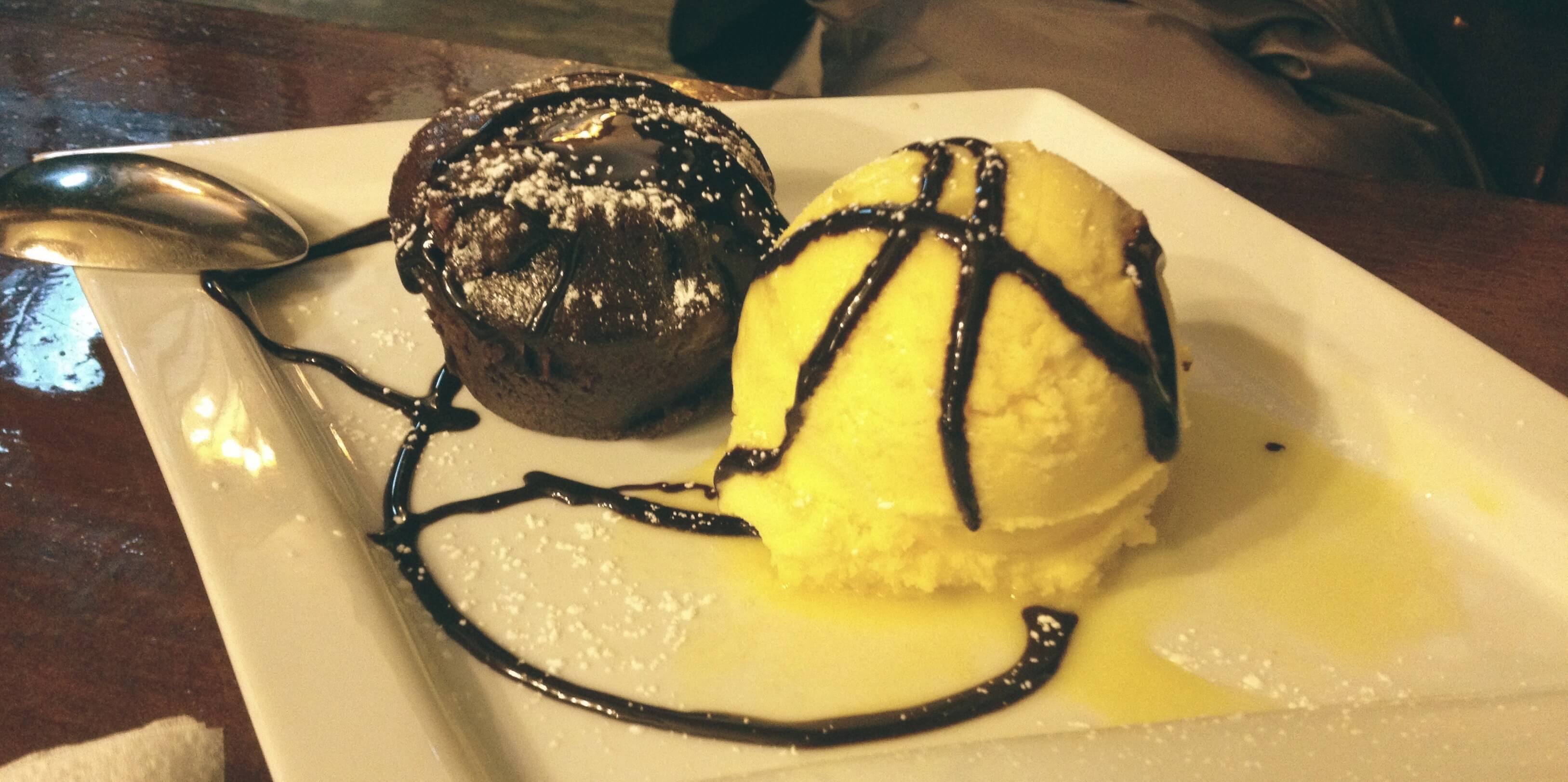 Coulant de chocolate negro con helado de mango